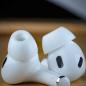 Preview: Comply Ohrstöpsel TrueGrip MAX für Airpods Pro 3 Weiss S mit Tuch