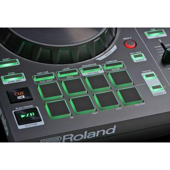 Roland DJ-202 USB-DJ-Controller mit Kopfhörer