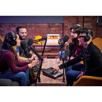 Boss GCS-8 Gigcaster Streaming Mixer mit Kopfhörer