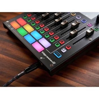 Boss GCS-8 Gigcaster Streaming Mixer mit Kopfhörer