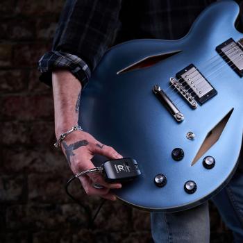Boss Kopfhörer-Verstärker Katana GO Amp Plug mit Audiofly In-Ear Ohrhörer