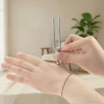 keepdrum Stimmgabel KDTFA 440Hz Ton A1 mit Schlüsselanhänger