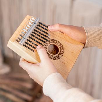 Meinl Sonic Energy KL1009H Kalimba mit Anhänger