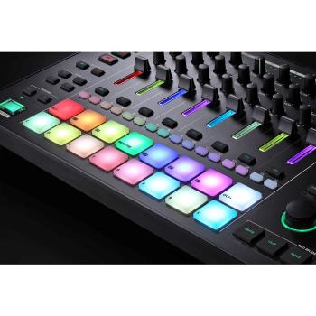 Roland MC-707 Groovebox DJ Mischpult mit Kopfhörer