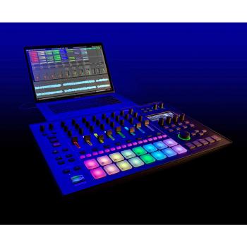 Roland MC-707 Groovebox DJ Mischpult mit Kopfhörer