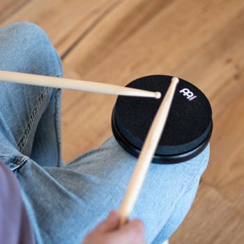 Meinl MMP6BK Practice Pad 6 Zoll mit Schlagzeugstöcken