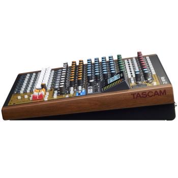 Tascam Model 12 Mischpult mit Kopfhörer