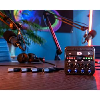 Zoom Audio-Recorder PodTrak P4next Mixer mit Bluetooth Adapter und Tuch