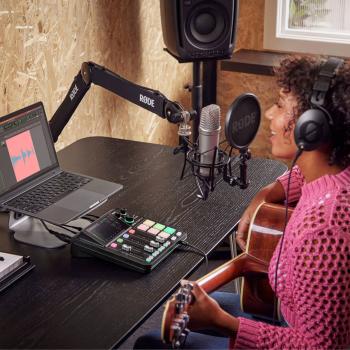 Rode Rodecaster Pro Duo Podcast Station mit Kopfhörer