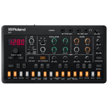 Roland Aira S-1 Tweak Synthesizer mit Kopfhörer