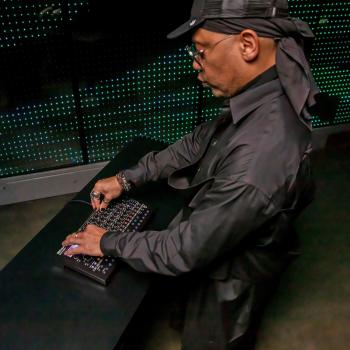 Roland SH-4d Desktop Synthesizer mit Kopfhörer