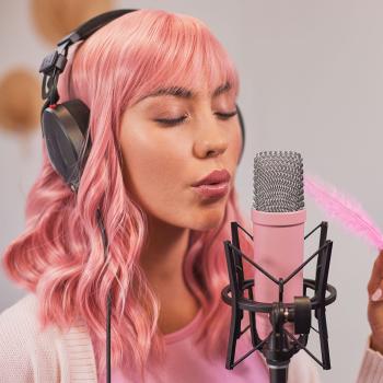 Rode Mikrofon NT1 Signature Pink mit PSA1+ Gelenkarm Pink und Tuch