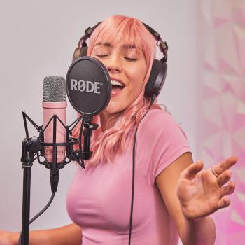 Rode NT1 Signature Pink Studio-Mikrofon Rosa mit PSA-1+ Plus Gelenkarm-Stativ Schwarz