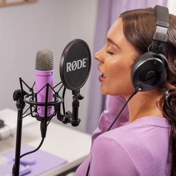 Rode Mikrofon NT1 Signature Lila mit PSA1+ Gelenkarm Lila und Tuch