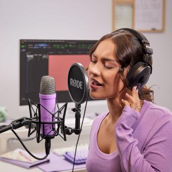 Rode Mikrofon NT1 Signature Lila mit PSA1+ Gelenkarm Lila und Tuch