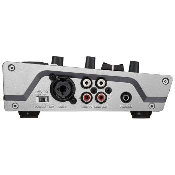 Roland Streaming Mixer VR-1HD mit Kopfhörer