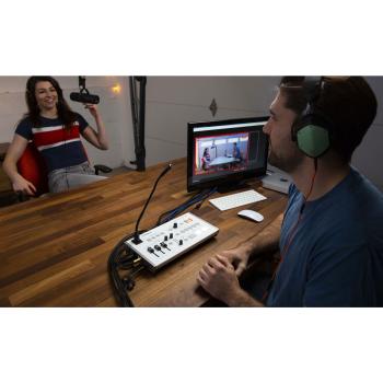 Roland Streaming Mixer VR-1HD mit Kopfhörer