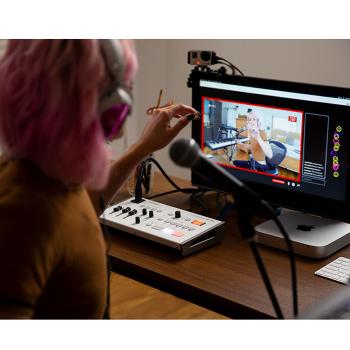 Roland Streaming Mixer VR-1HD mit XLR-Kabel