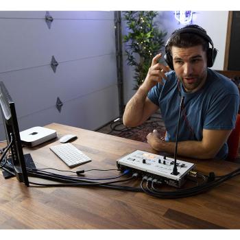 Roland Streaming Mixer VR-1HD mit Kopfhörer