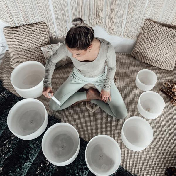 Meinl Sonic Energy CSBSETCHA Crystal Singing Bowl Chakra Set inkl Schlägel