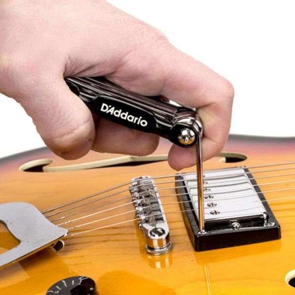 Daddario PW-GBMT-01 Werkzeug für Gitarre und Bass mit Saitenkurbel
