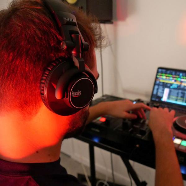 Hercules HDP DJ60 DJ Kopfhörer mit Tisch-Stativ