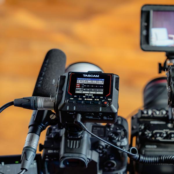 Tascam Audio-Recorder FR-AV2 mit Kopfhörer