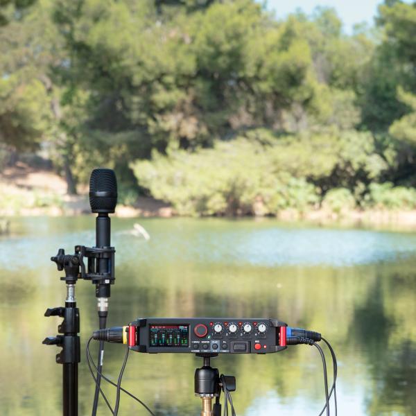 Tascam Audio-Recorder FR-AV4 4-Spur Feldrecorder mit Kabel