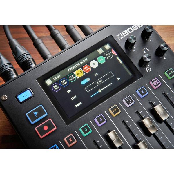 Boss GCS-8 Gigcaster Streaming Mixer mit Kopfhörer