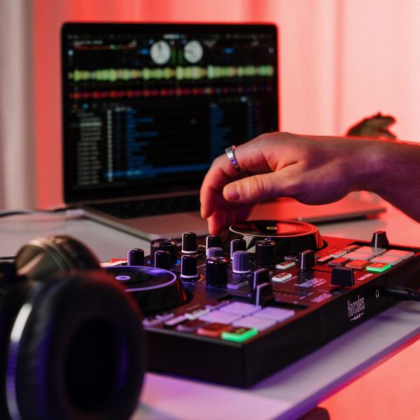 Hercules DJ Control Inpulse 200 MK3 mit Laptop Stativ Schwarz