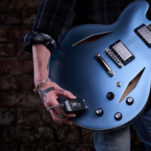 Boss Kopfhörer-Verstärker Katana GO Amp Plug mit Audiofly In-Ear Ohrhörer
