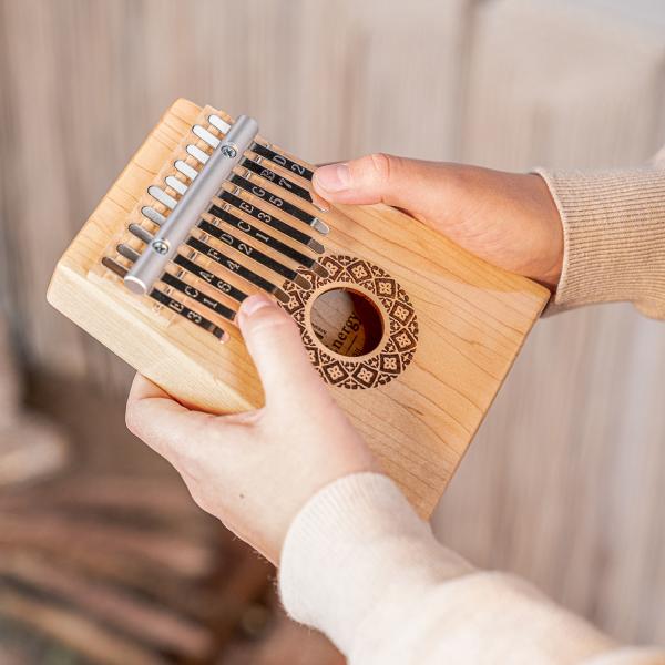 Meinl Sonic Energy KL1009H Kalimba mit Anhänger