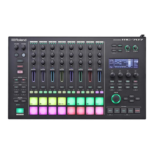 Roland MC-707 Groovebox DJ Mischpult mit Kopfhörer