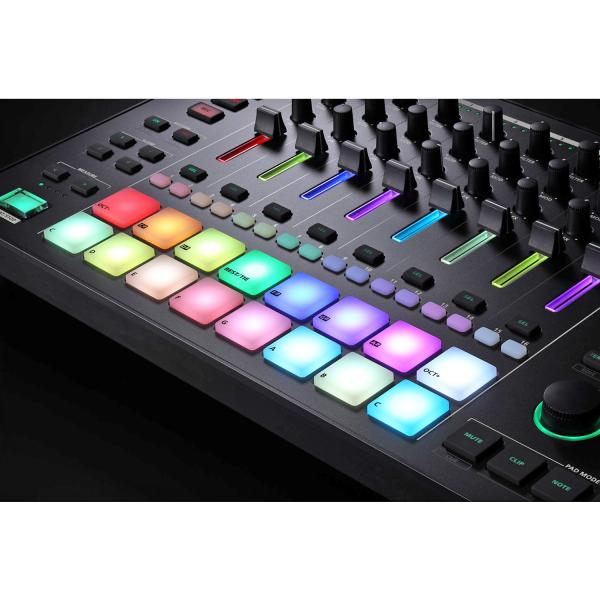 Roland MC-707 Groovebox DJ Mischpult mit Kopfhörer