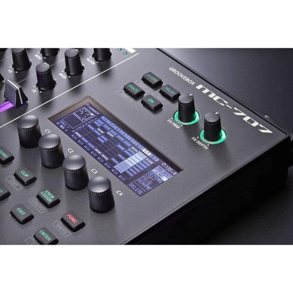 Roland MC-707 Groovebox DJ Mischpult mit Kopfhörer