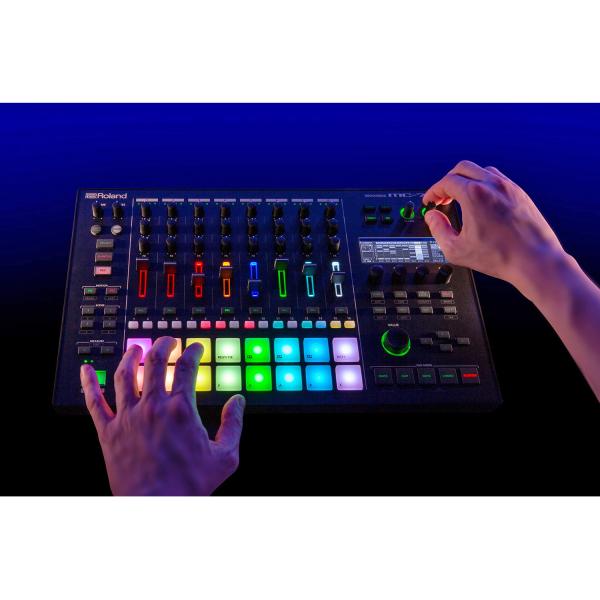 Roland MC-707 Groovebox DJ Mischpult mit Kopfhörer