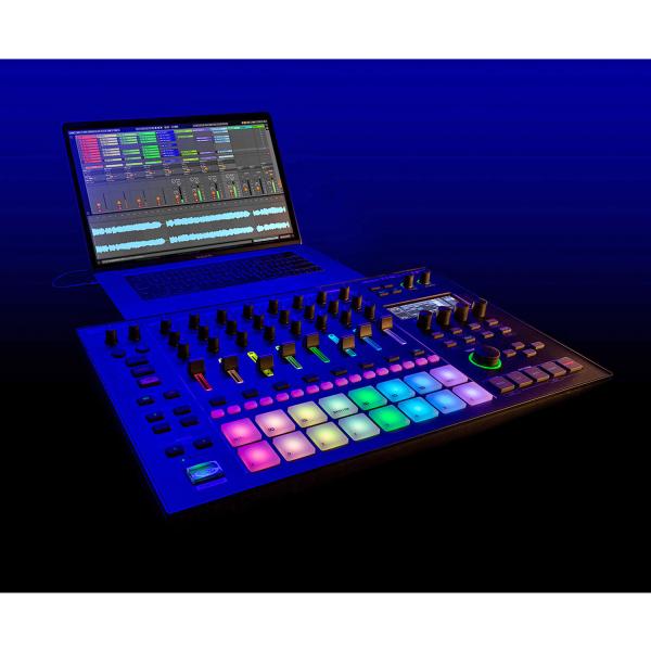 Roland MC-707 Groovebox DJ Mischpult mit Kopfhörer