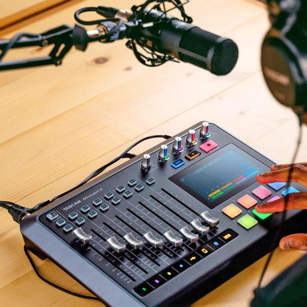 Tascam Mixcast 4 Podcast-Station mit Speicherkarte
