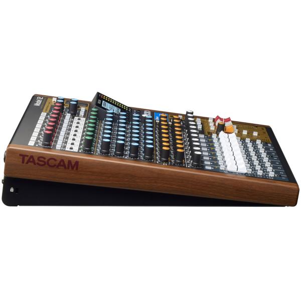Tascam Model 12 Mischpult mit Kopfhörer