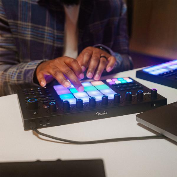 Fender Studio Performance-Controller Motion 16 mit Tuch