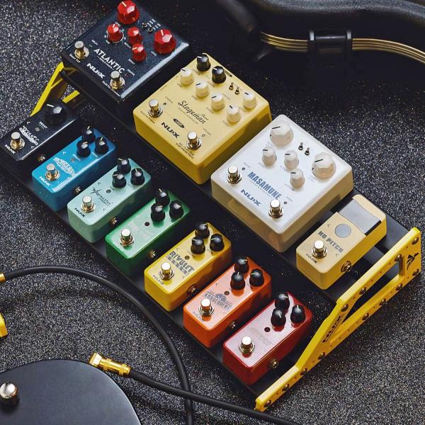 Nux NPB-M Bumblebee Pedalboard mit 2x Patchkabel