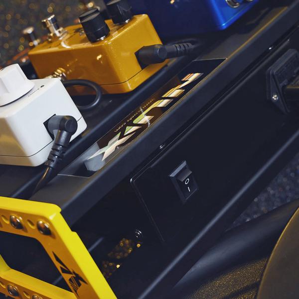 Nux NPB-M Bumblebee Pedalboard mit 2x Patchkabel