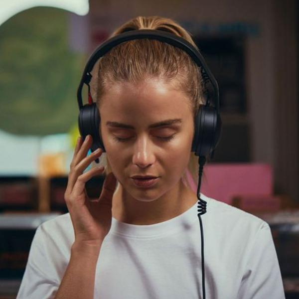 Rode Kopfhörer NTH-50 mit Wandhalter