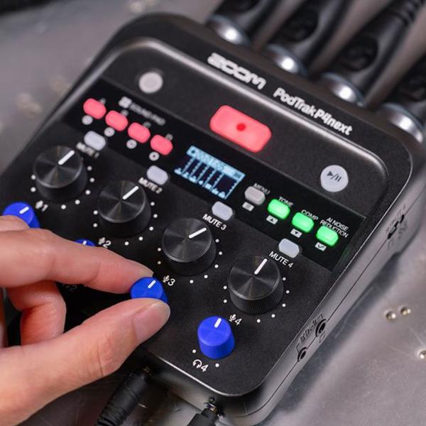 Zoom Audio-Recorder PodTrak P4next Mixer mit Bluetooth Adapter und Tuch