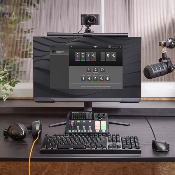 Rode Rodecaster Pro Duo Podcast Station mit Kopfhörer