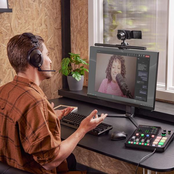 Rode Rodecaster Pro Duo Podcast Station mit Kopfhörer