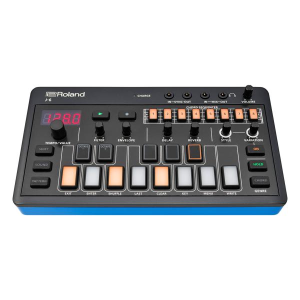 Roland Aira J-6 Chord Synthesizer mit Kopfhörer