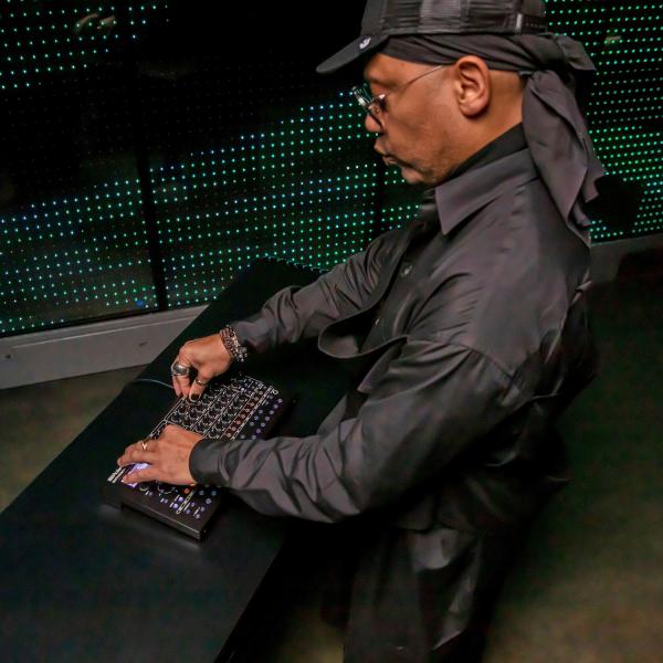 Roland SH-4d Desktop Synthesizer mit Kopfhörer