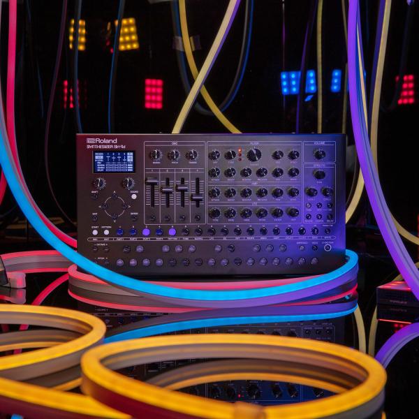 Roland SH-4d Desktop Synthesizer mit Kopfhörer