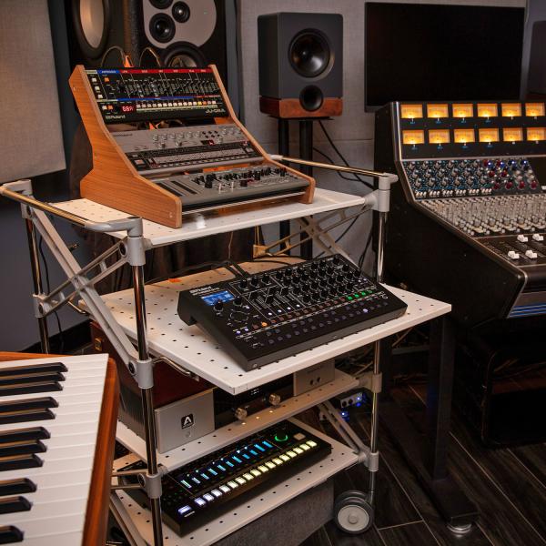 Roland SH-4d Desktop Synthesizer mit Kopfhörer